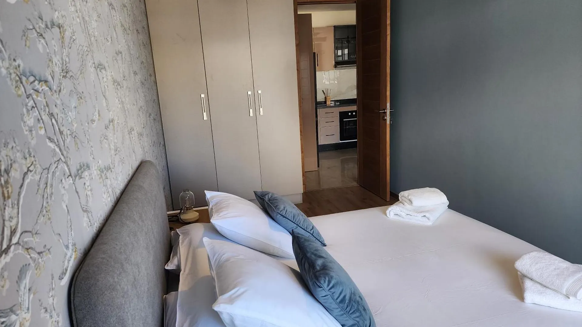 Apartman The 51 Hermitage By Ib Signature - Elegant 1Br, Peaceful - 24 X7 Security - Self Check-In - Parking - City View With Terrace - Walk To Cafes! City Centre & Tram Casablanca