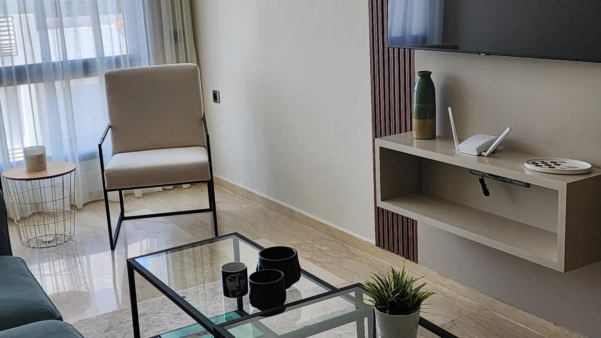 The 51 Hermitage By Ib Signature - Elegant 1Br, Peaceful - 24 X7 Security - Self Check-In - Parking - City View With Terrace - Walk To Cafes! City Centre & Tram Casablanca