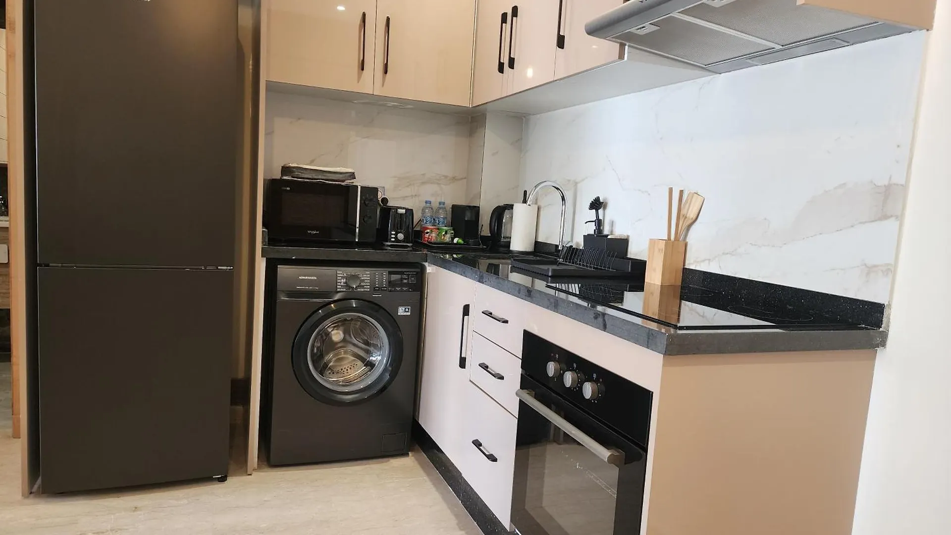 The 51 Hermitage By Ib Signature - Elegant 1Br, Peaceful - 24 X7 Security - Self Check-In - Parking - City View With Terrace - Walk To Cafes! City Centre & Tram Casablanca
