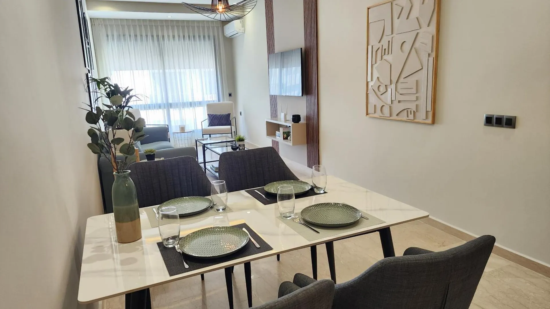 Apartman The 51 Hermitage By Ib Signature - Elegant 1Br, Peaceful - 24 X7 Security - Self Check-In - Parking - City View With Terrace - Walk To Cafes! City Centre & Tram Casablanca